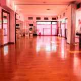 Il nome suggerisce la tinta predominante che impera ovunque all�interno: entrando infatti veniamo accolti da un tripudio di color confetto, dal fenicottero illuminato alle pareti della hall alle tende della sala da ballo